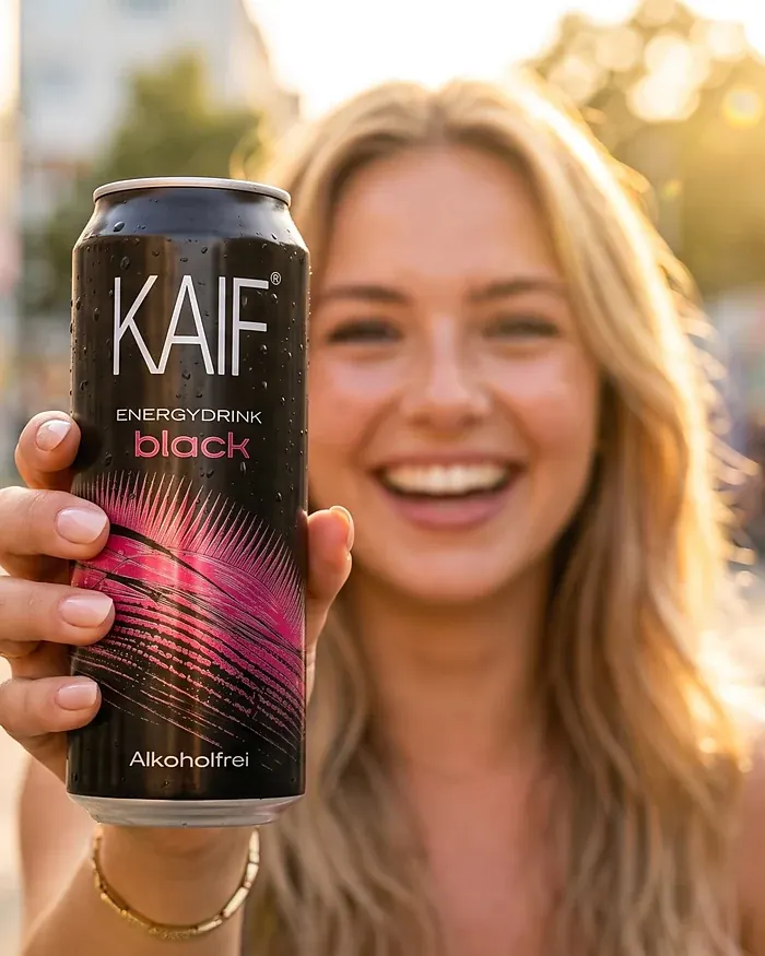 Junge Frau hält eine Dose KAIF black in die Kamera